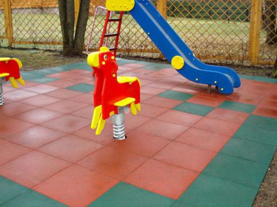 резиновую плитку на детские площадки укладывает компания ЧДСК-ПЛИТ